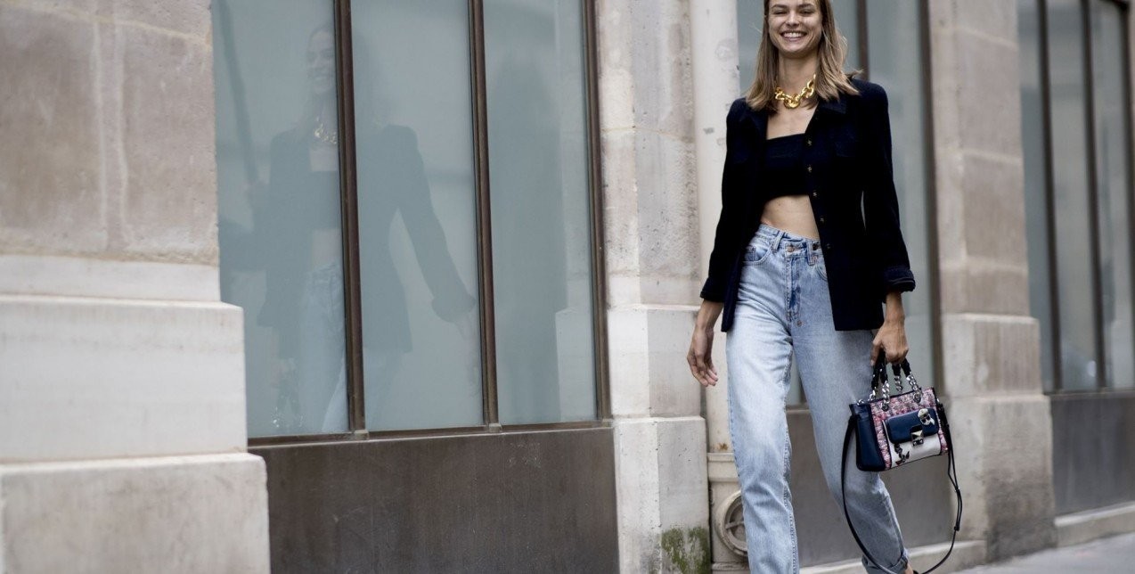 Updated combos: Τα tops που θα μετατρέψουν το τζιν σας στο πιο festive item 