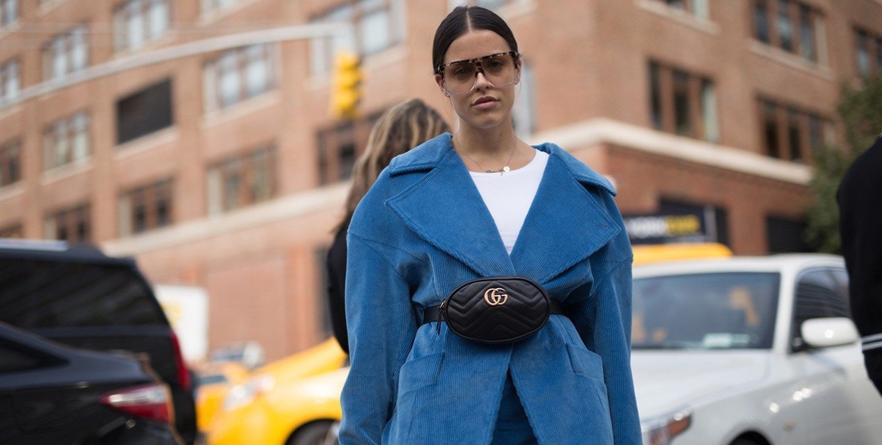 Η τσάντα - μπανάνα ξαναμπαίνει στη ζωή σας πιο στιλάτη από ποτέ