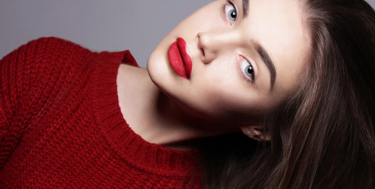 Το ιδανικό χριστουγεννιάτικο κόκκινο κραγιόν για κάθε χρώμα δέρματος