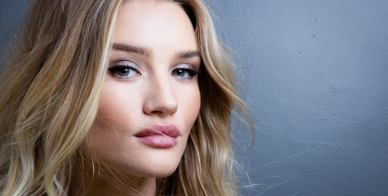 Τα καλλυντικά που δεν αποχωρίζεται η Rosie Huntington Whiteley 
