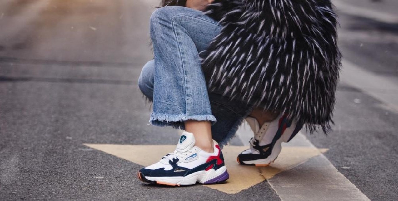 Sneakers: 5+1 μοντέρνα styling tips για να τα φορέσετε 