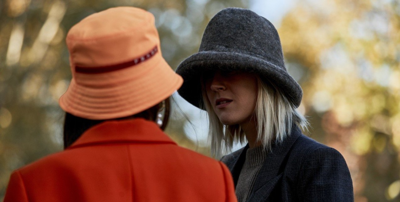 Bucket hat: Πώς να φορέσετε το trendy αξεσουάρ του χειμώνα