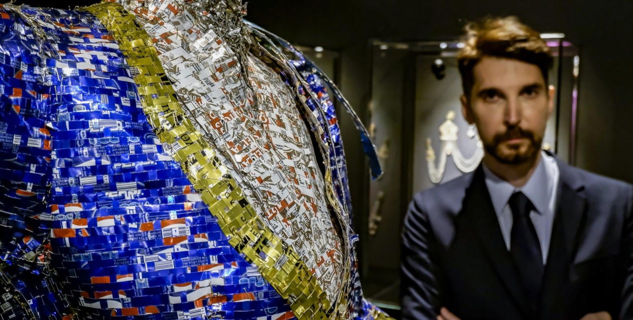 Universal Art: Ο διεθνώς διακεκριμένος γλύπτης, Νίκος Φλώρος, μιλάει για την επετειακή έκθεση «Ήρωες από μέταλλο»