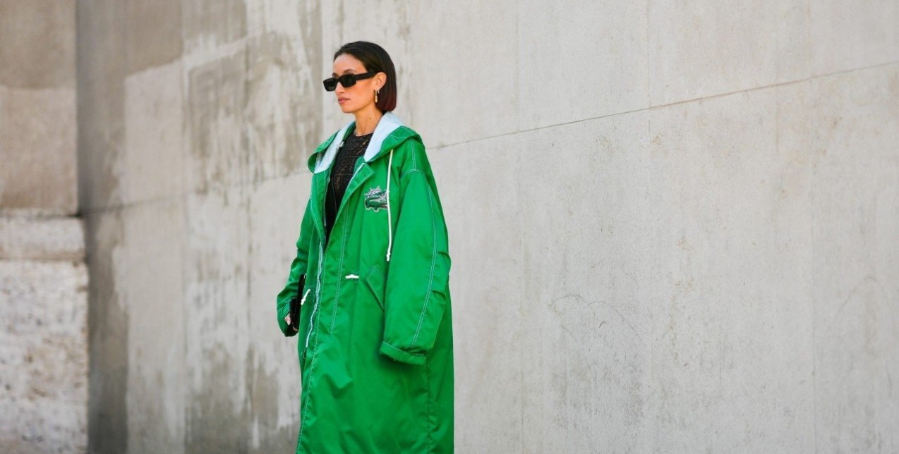 13+1 κομμάτια στο πιο trendy χρώμα που έχει κατακλύσει το street style 