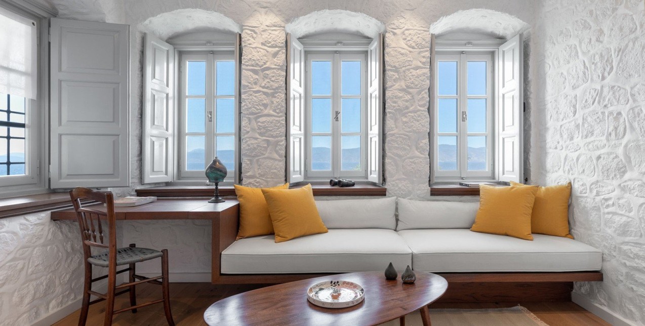 Onos Residence: Τώρα μπορείτε να μείνετε στην κατοικία ενός διάσημου Έλληνα καλλιτέχνη στην Ύδρα