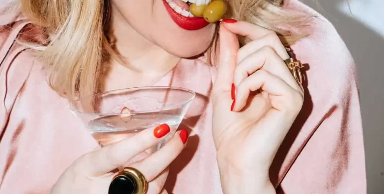 Etiquette Glasses: Πώς πρέπει να κρατάμε το κάθε ποτήρι ποτού 