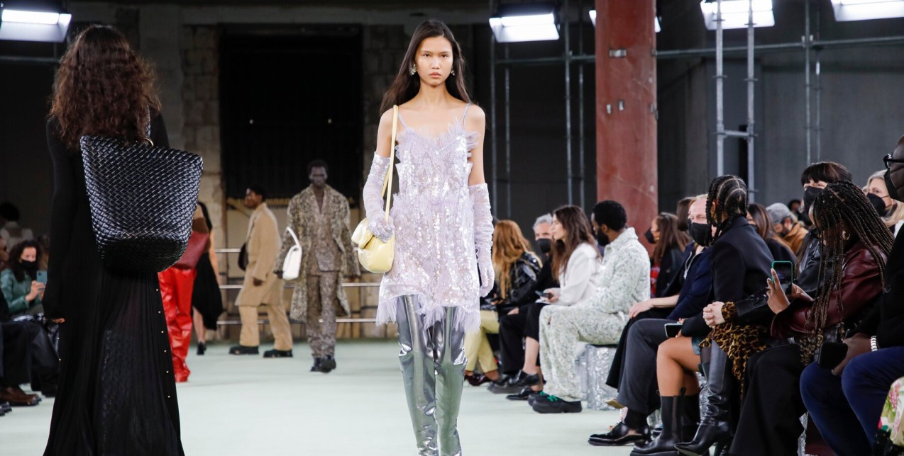 H νέα συλλογή του Matthieu Blazy για την Bottega Veneta σηματοδοτεί μια νέα εποχή για τον οίκο