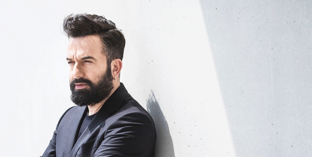 Talented Person: Ο Κωνσταντίνος Ρήγος μας μιλά για τη νέα του πρόκληση που ακούει στο όνομα «Φθηνά Τσιγάρα»