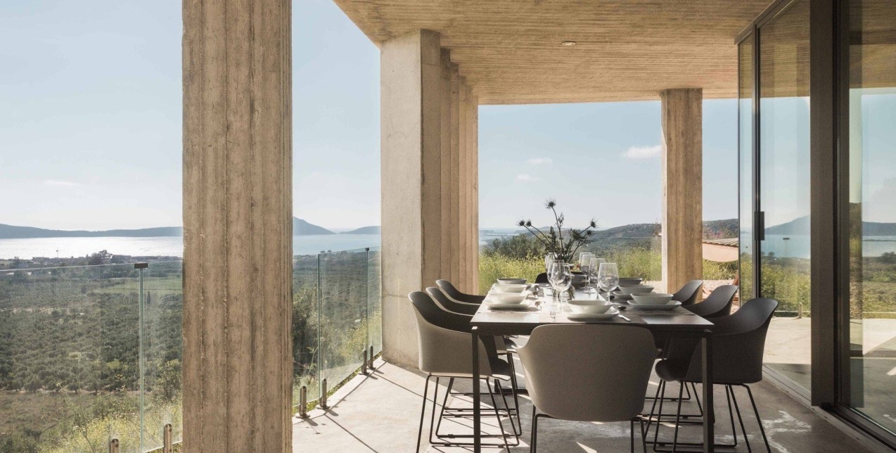 Ένα μοντέρνο αρχιτεκτονικό αριστούργημα στην Πύλο «φωνάζει» καλοκαίρι