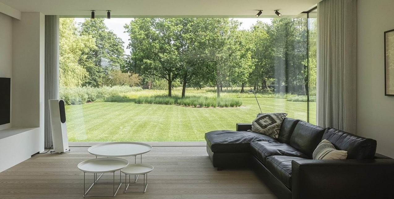 Μια natural-based κατοικία στο Βέλγιο ξεχωρίζει για το απίθανο outdoor σκηνικό της