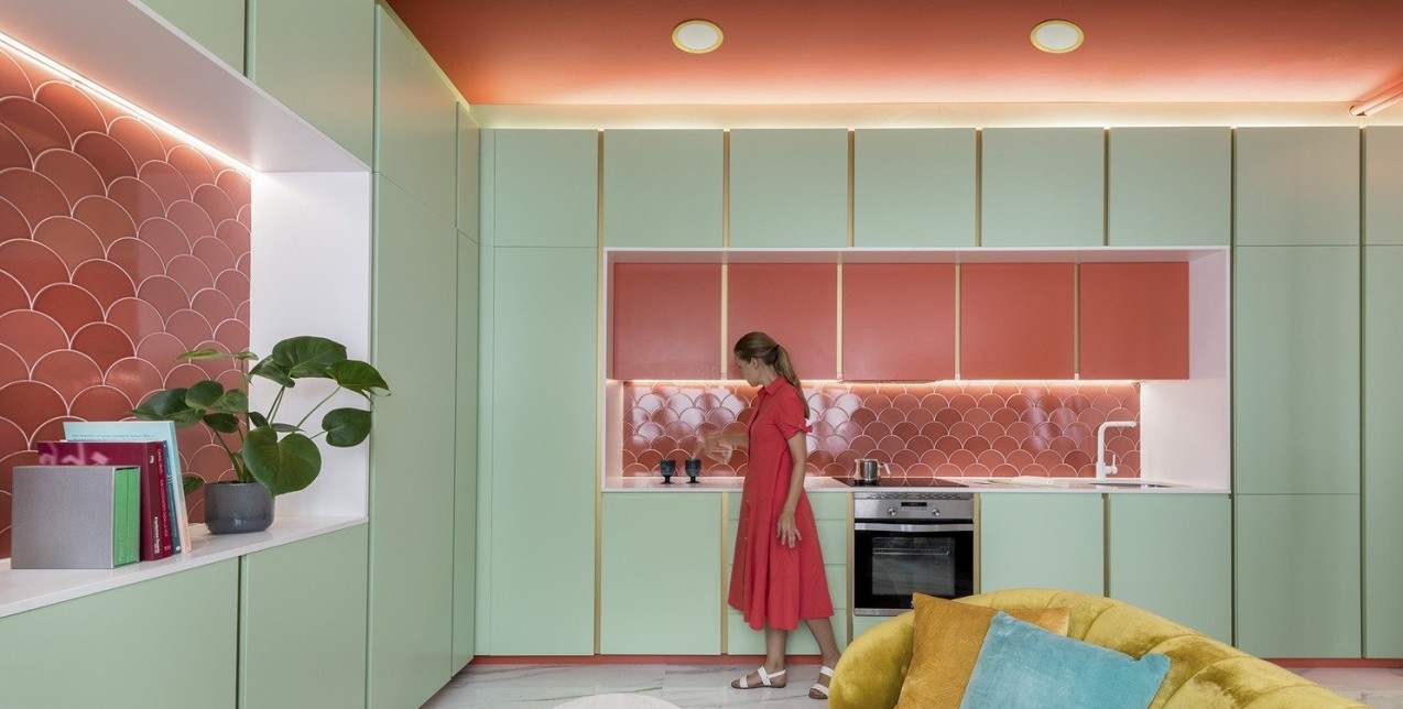 Πώς μια tiny κατοικία στη Μαδρίτη μετατράπηκε σε έναν colorful παράδεισο