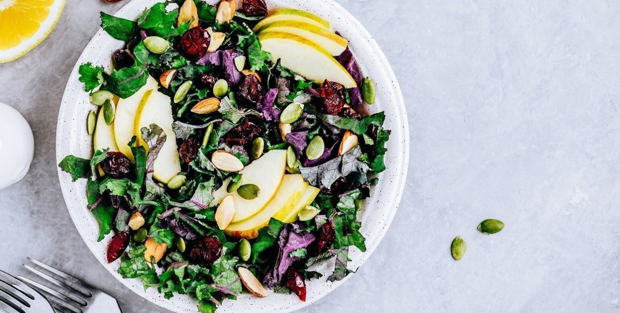 4 λαχταριστές σαλάτες με φρούτα για το Κυριακάτικο τραπέζι