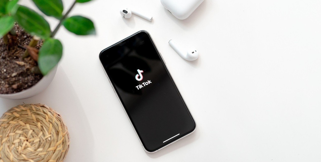 TikTok: Γιατί όλοι ασχολούνται με την πλατφόρμα-«κολοσσό» που έχει έρθει για να μείνει;
