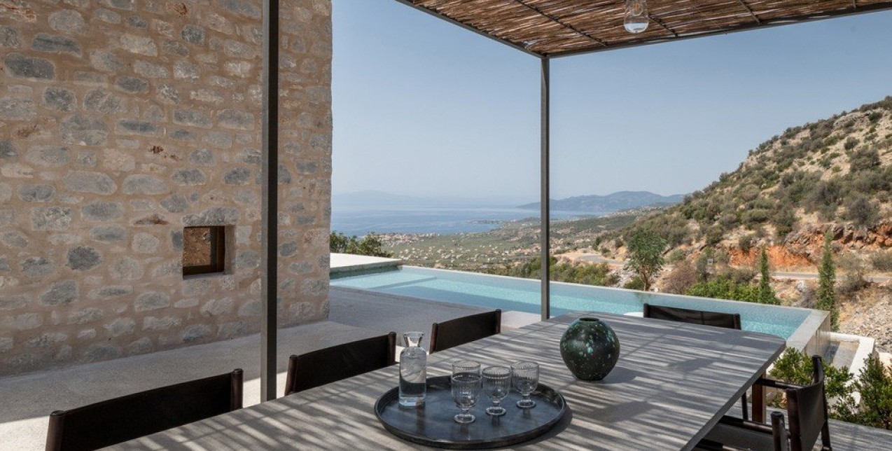 Ένα πέτρινο συγκρότημα κατοικιών στη Μάνη αναδεικνύει την απίστευτη γοητεία του τόπου