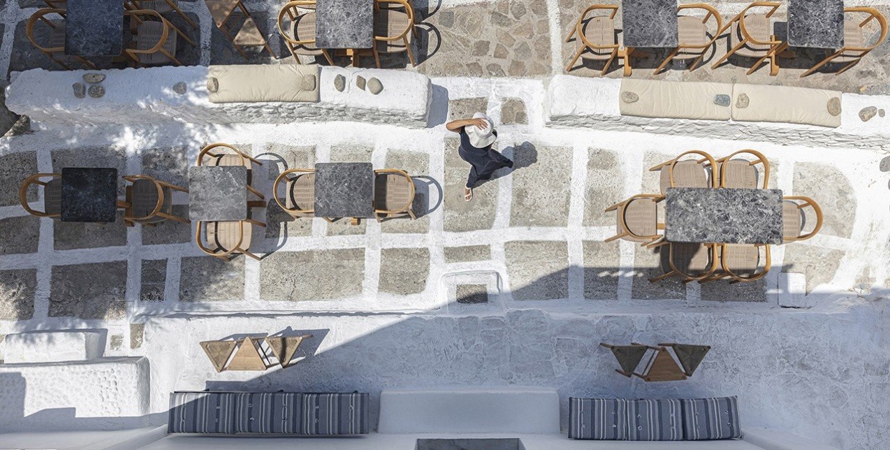 Το ολοκαίνουριο Café Parthenis στη Μύκονο αποτυπώνει την ουσία του κυκλαδίτικου καλοκαιριού