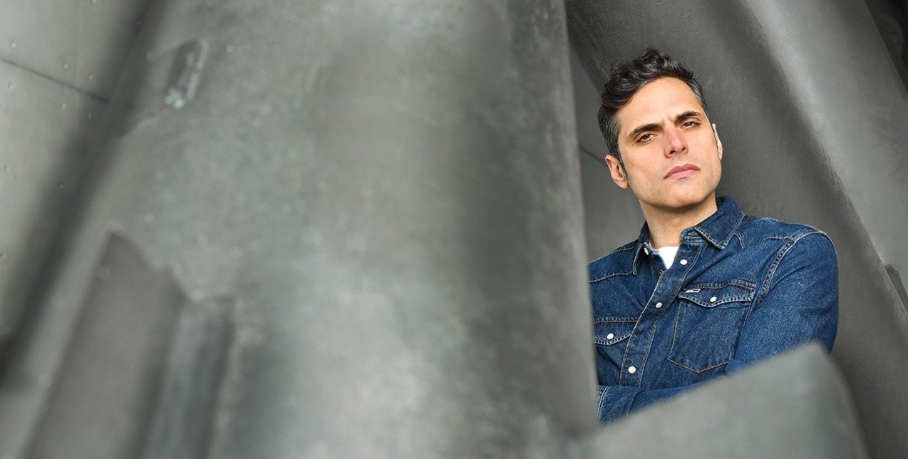 Ο Γιώργος Παπαγεωργίου μιλάει για την επιτυχία του στη «Σκοτεινή Θάλασσα», τη μητέρα του Φιλαρέτη Κομνηνού και τους «άσους» στο μανίκι του