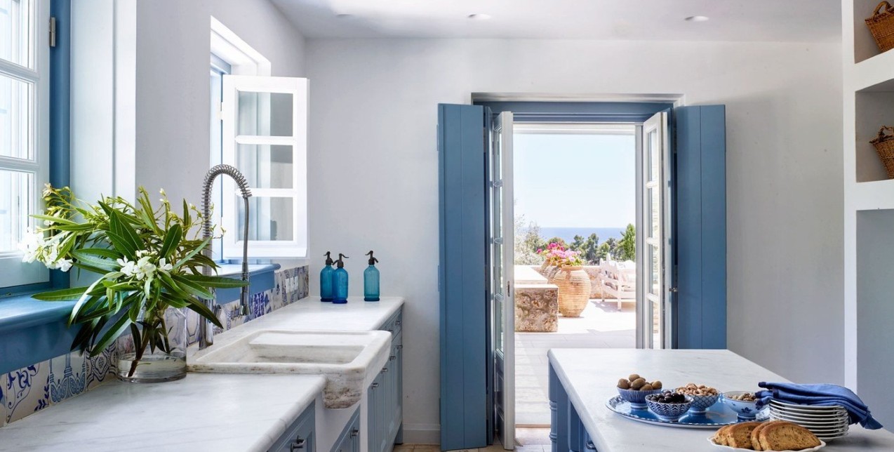 Mια θεσπέσια καλοκαιρινή κατοικία στις Σπέτσες αναδεικνύει την ελληνική αρχοντιά 