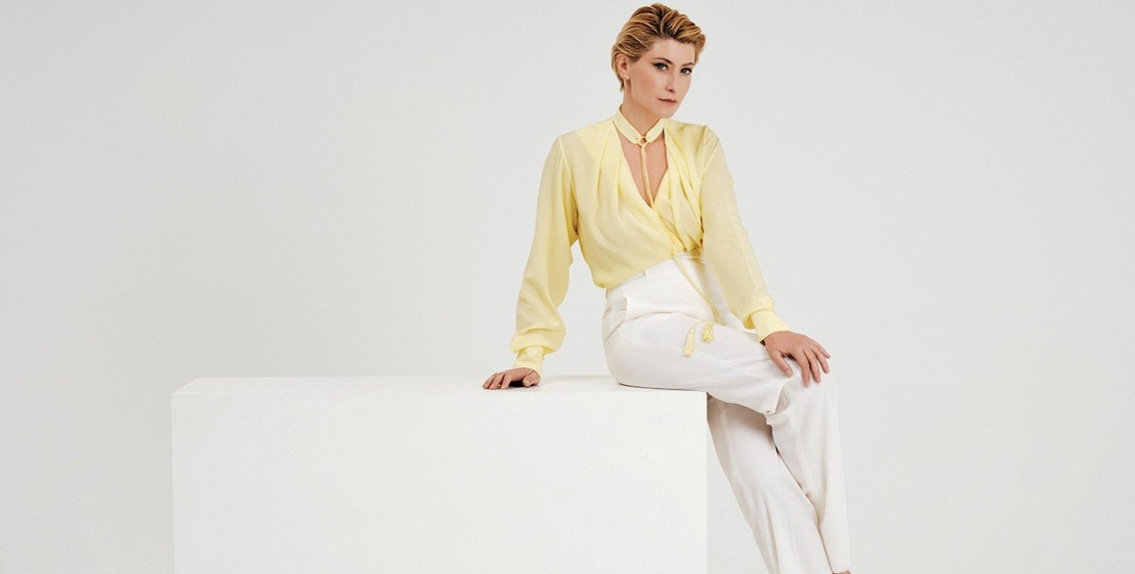 Στην Πρώτη Γραμμή: Η Σία Κοσιώνη εναλλάσσει εξαιρετικά και με ακρίβεια ρόλους και ιδιότητες και μας μιλάει γι' αυτό 