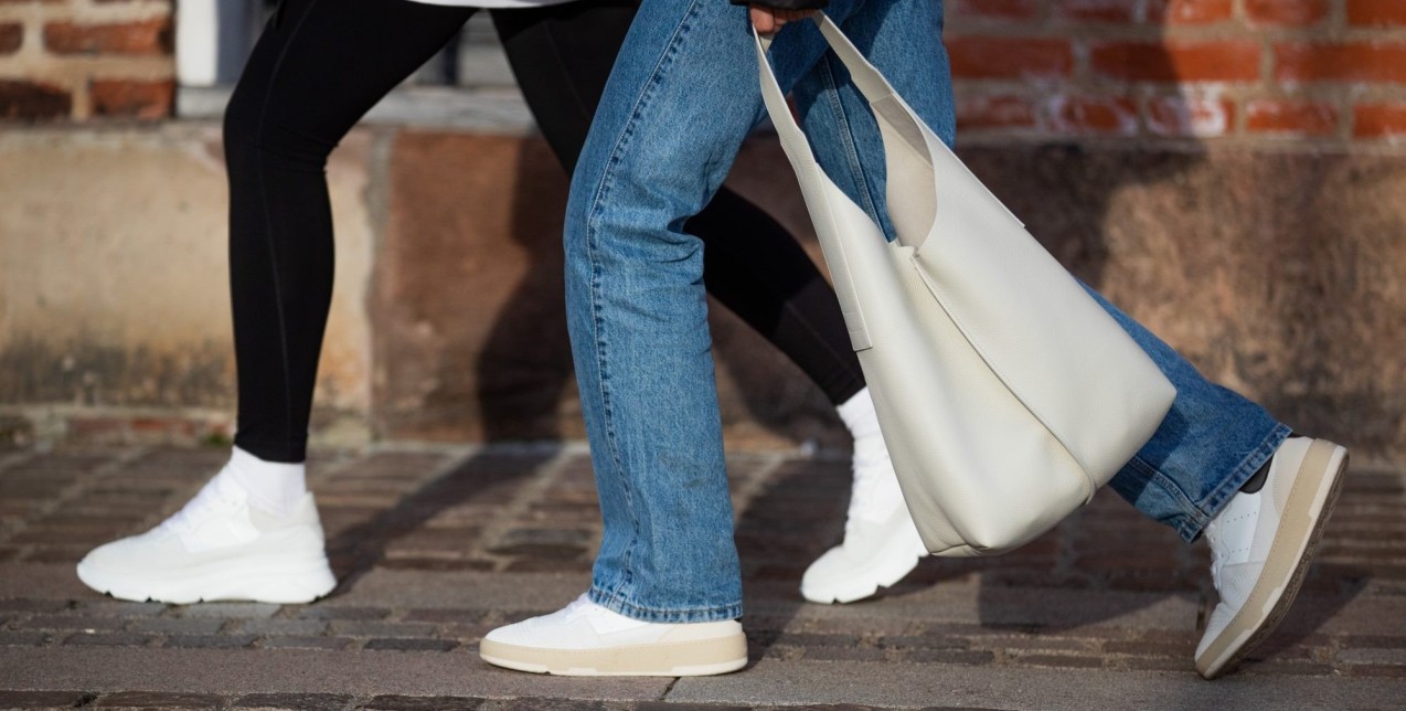 White Sneakers: Τα high-top designs που ταιριάζουν σε όλες τις εμφανίσεις 