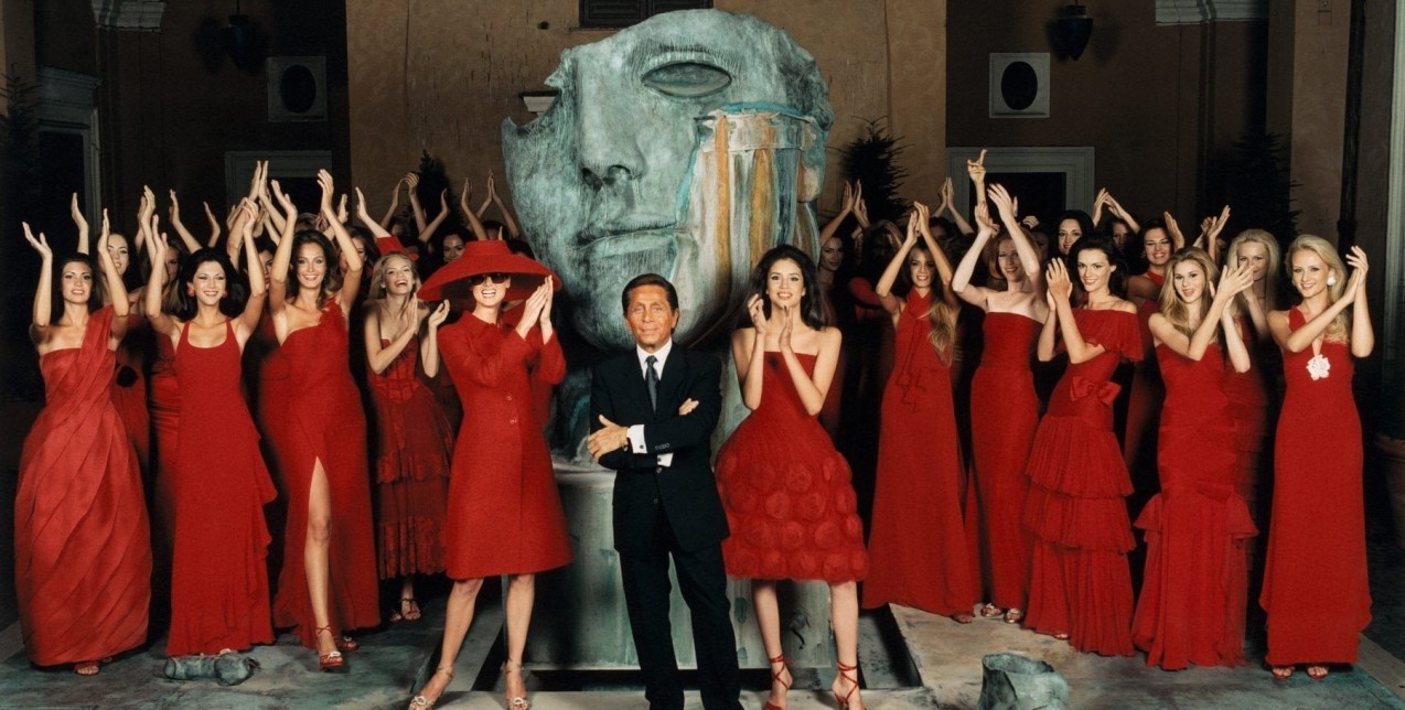 Ο Valentino Garavani γιορτάζει τα 90ά γενέθλιά του με μια έκθεση αφιερωμένη στο έργο του