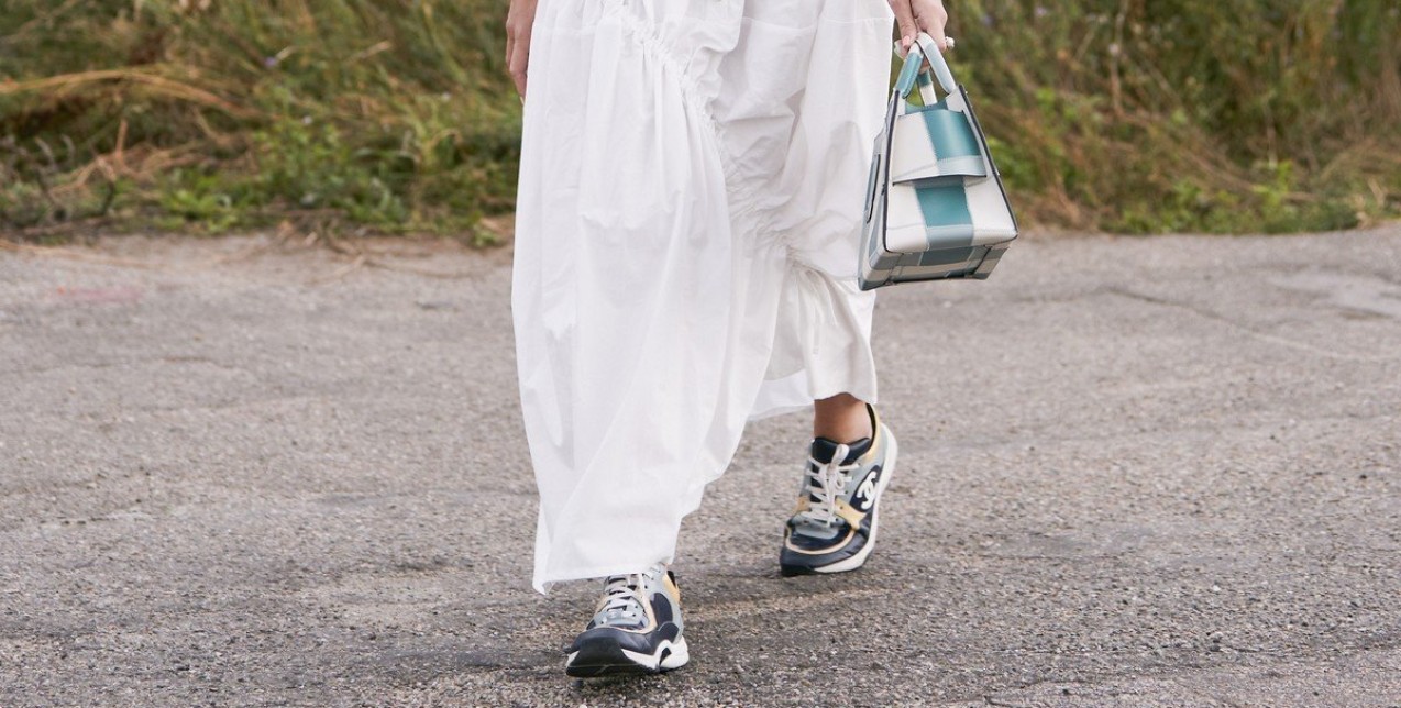 Dress & Sneakers: Οι πιο updated συνδυασμοί για «άνετες» εμφανίσεις