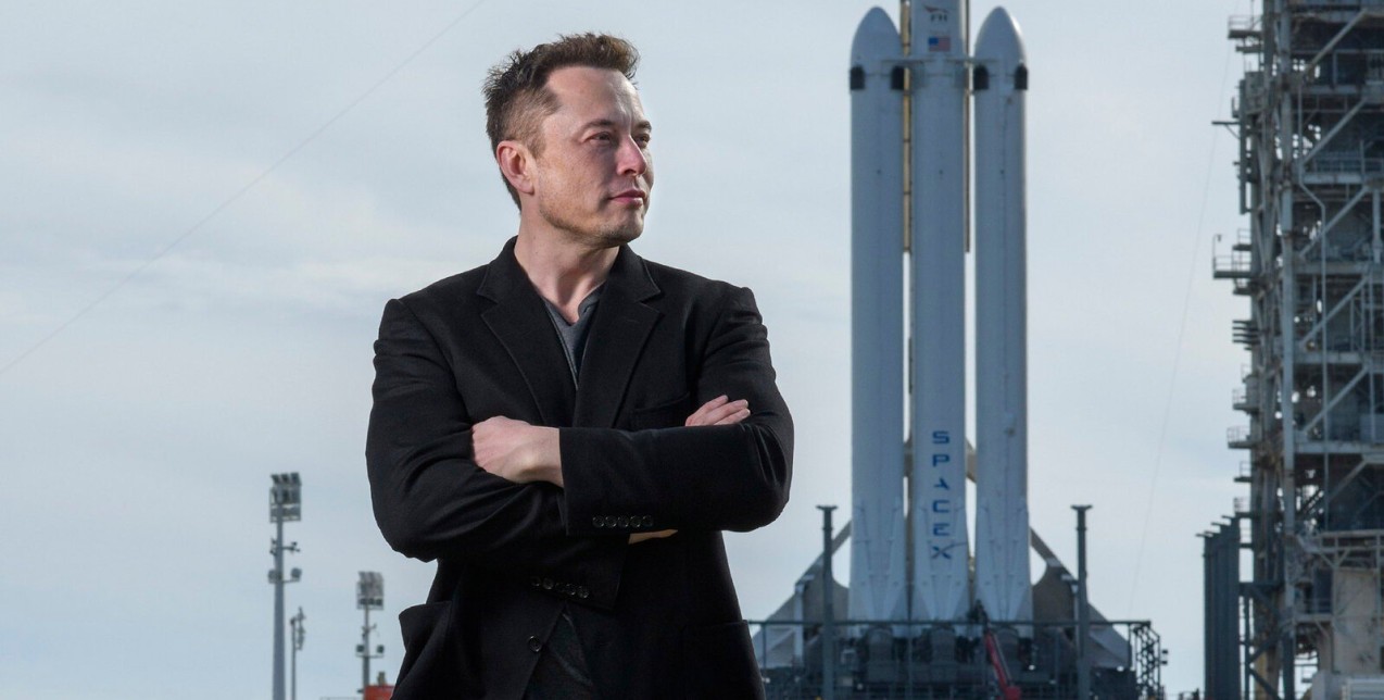 Ο Elon Musk κάνει «tweet» την ελευθερία λόγου