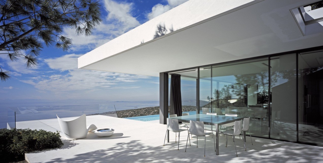 Μια σαγηνευτική κατοικία στη Σαρωνίδα «υποκλίνεται» στον εκλεπτυσμένο μοντερνισμό