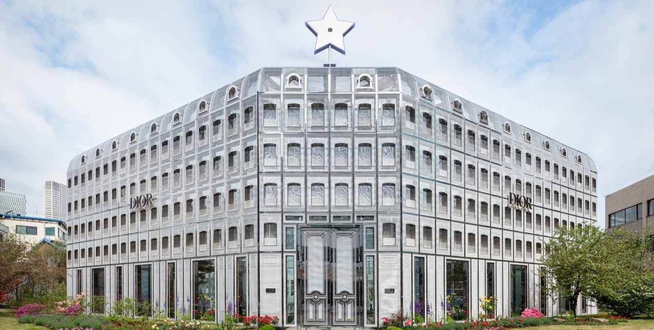 Το νέο pop-up store του οίκου Dior στη Seoul είναι ό,τι πιο μοντέρνο θα δείτε σήμερα