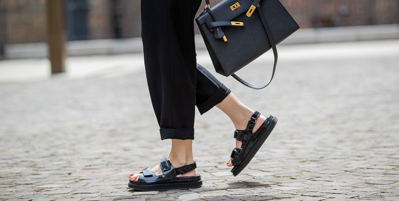 Dad sandals: Τα σχέδια για να φορέσετε με επιτυχία ένα από τα πιο αμφιλεγόμενα staples 