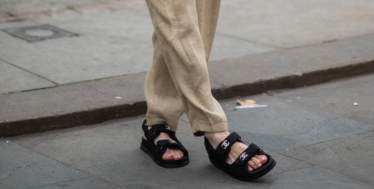 Πώς θα φορέσετε κομψά τα dad sandals 