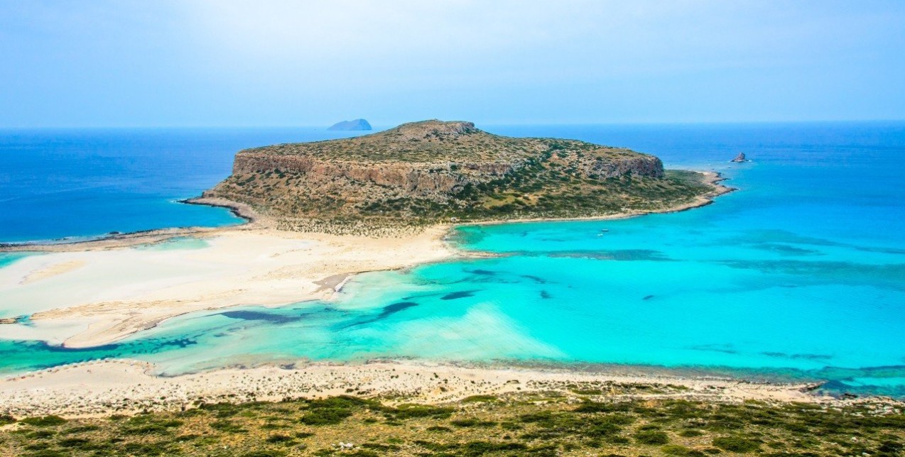 Vacation Mode On: Οι χρωματιστές παραλίες της Ελλάδας που θα σας σαγηνεύσουν 