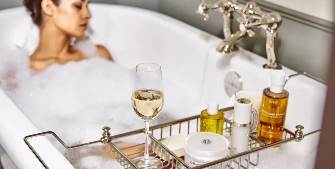 Αφιερώστε σήμερα το βράδυ σε εσάς με 7 βήματα για μια χαλαρωτική ρουτίνα 