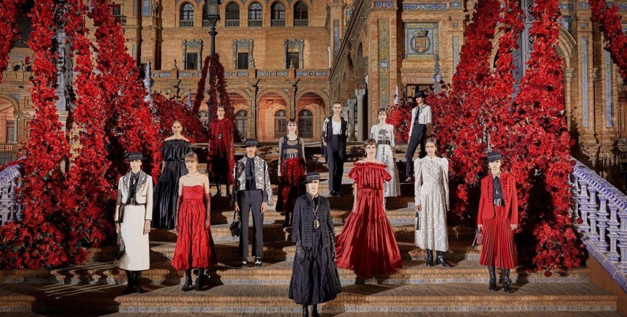 Dior Cruise 2023: Η Maria Grazia Chiuri παρουσίασε ένα show-ωδή στη Σεβίλλη με σιλουέτες εμπνευσμένες από το φλαμένκο