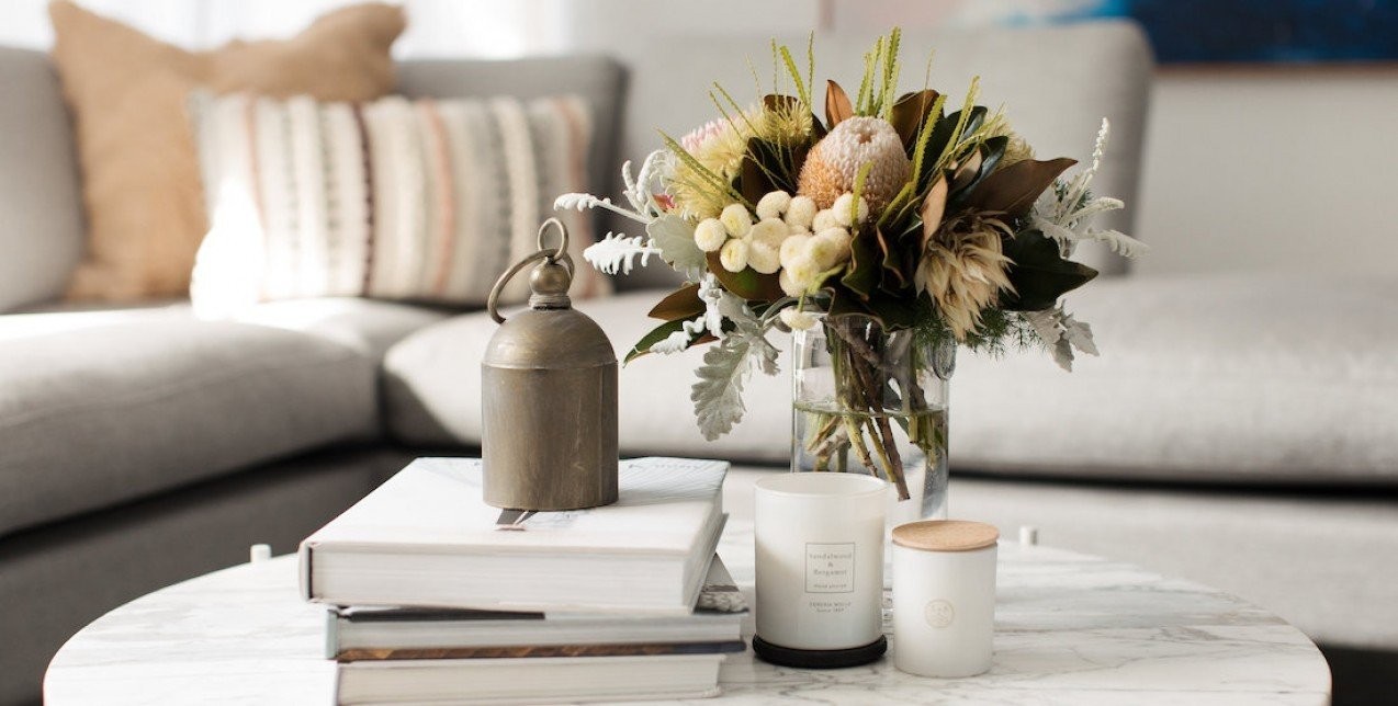 Summer Candles: Tips για να εντάξετε με επιτυχία τα κεριά στη διακόσμησή σας