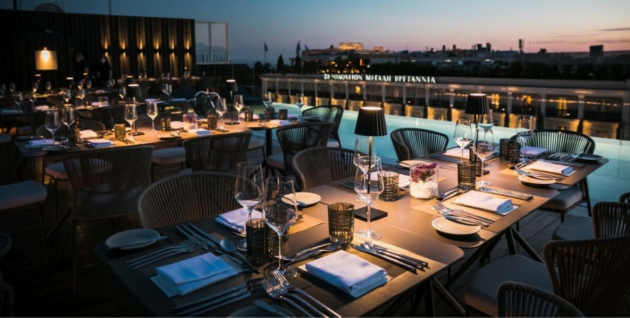 Ένα δείπνο με θέα την Ακρόπολη κι εκλεκτούς καλεσμένους μας συστήνει την καλοκαιρινή Αθήνα 