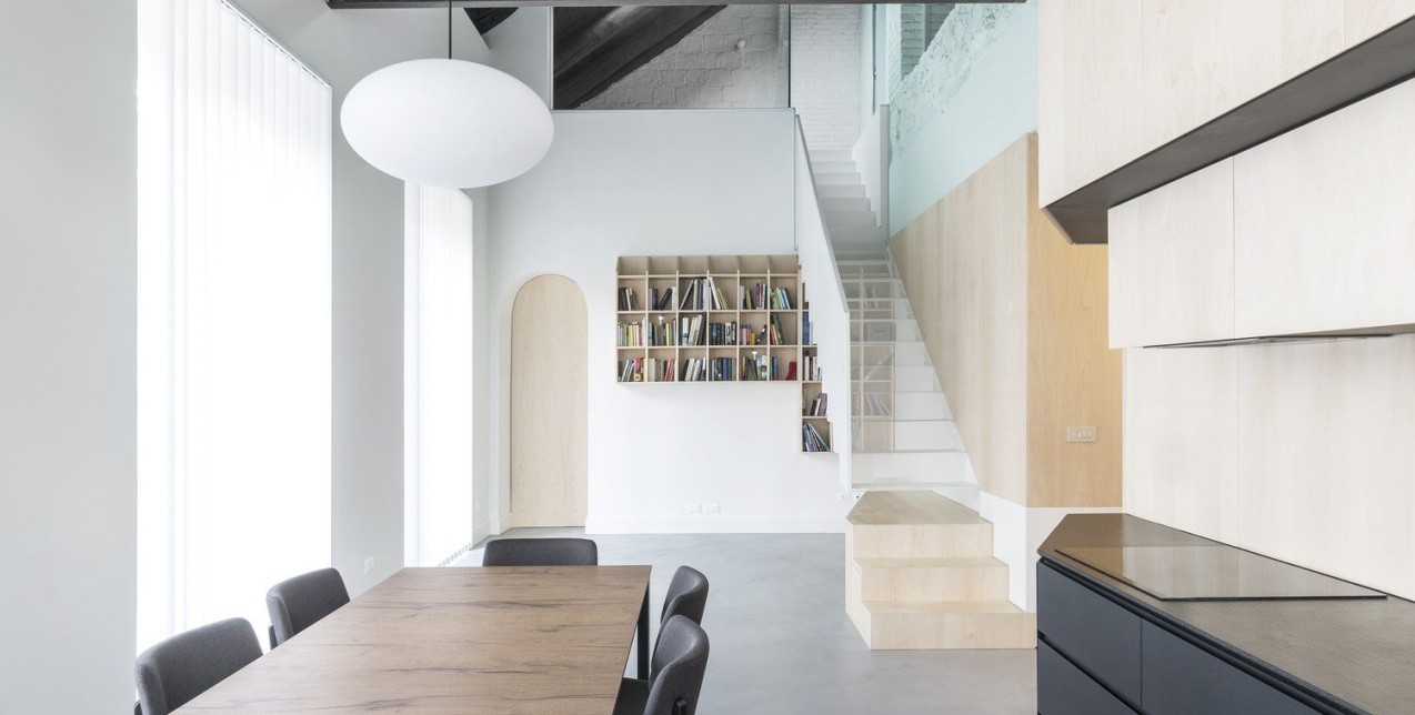 Δείτε πώς μια μικρή κατοικία του '60 στην Ιταλία μετατράπηκε σε ένα μοντέρνο σκηνικό