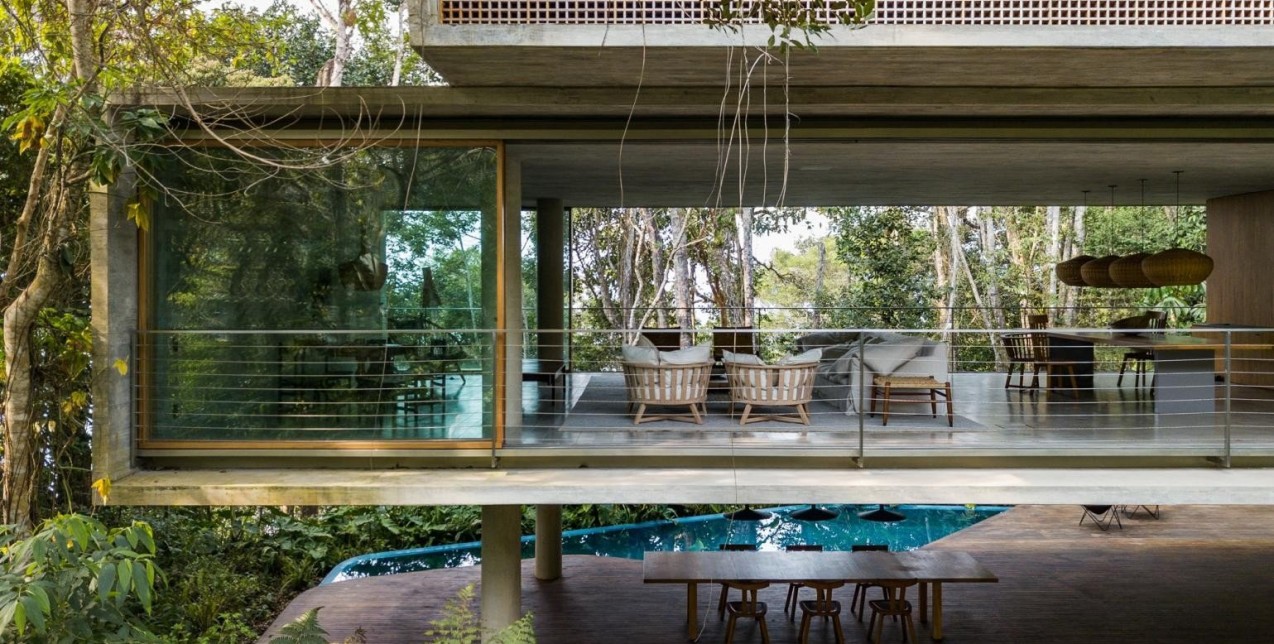 Μια κατοικία μέσα στο δάσος του Ατλαντικού αποτελεί ένα μαγικό ησυχαστήριο