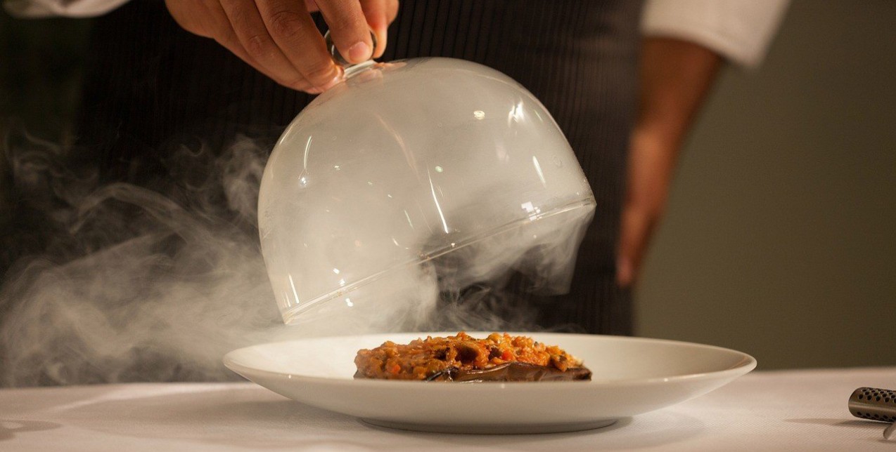 Live Fire Cooking: Tα restaurants της Θεσσαλονίκης που μαγειρεύουν μπροστά στο τραπέζι μας