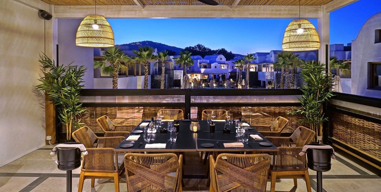 Το restaurant των stars: Μια γεύση από την ηχηρή γαστρονομική συνεργασία που «ταράζει» τα νερά στη Σαντορίνη 