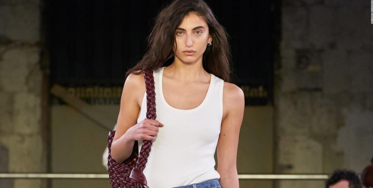 Tank Tops: Πώς θα φορέσετε την τάση που κυριάρχησε στις πασαρέλες 