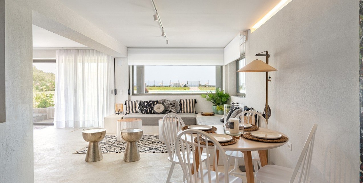 Ένα ονειρεμένο καταφύγιο στη Χαλκιδική μπροστά στη θάλασσα υπόσχεται ένα παραδεισένιο καλοκαίρι 