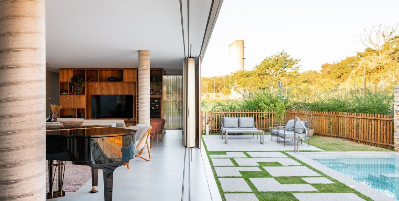 Μια μοντέρνα sustainable κατοικία μετατρέπεται στο απόλυτο καλοκαιρινό περιβάλλον