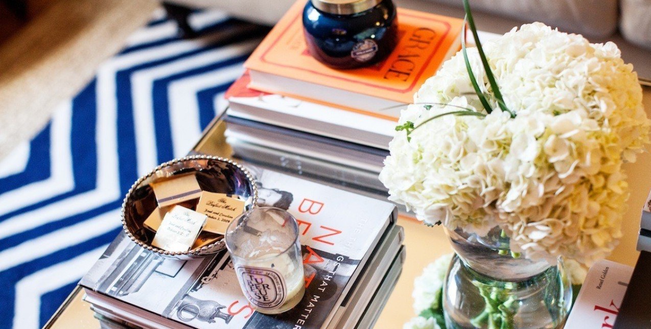 6 διαχρονικά coffee table books που θα «φέρουν» το καλοκαίρι στο σπίτι σας