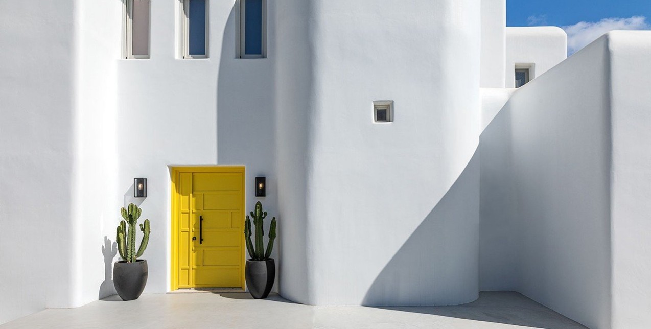 Μια εντυπωσιακή βίλα στη Μύκονο «ποντάρει» στο λευκό των Κυκλάδων και αποπνέει καλοκαιρινή αύρα