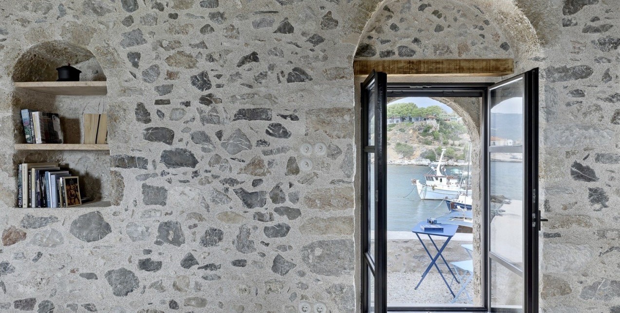 Μια σαγηνευτική κατοικία στην Καρδαμύλη της Πελοποννήσου αποτελεί το καταφύγιο των ονείρων μας
