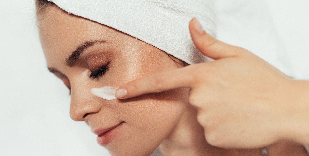 4 must-know συνήθειες που θα κρατήσουν νεανικό το δέρμα μας