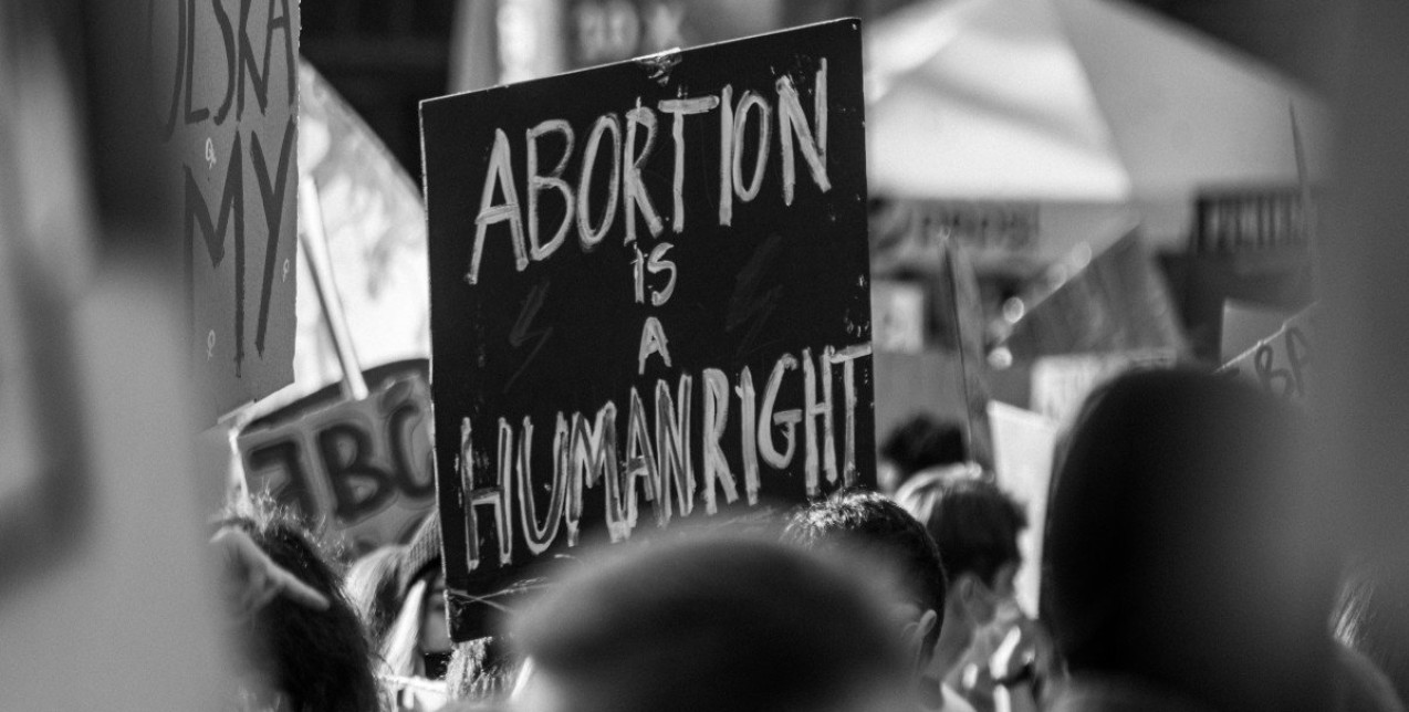 Αμβλώσεις: Τελικά επικράτησε το σκοτάδι κι η οργή ξεχειλίζει!