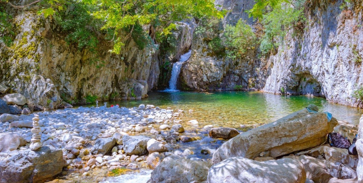 Οι top καταρράκτες στα νησιά της Ελλάδας που αποτελούν «οάσεις» δροσιάς