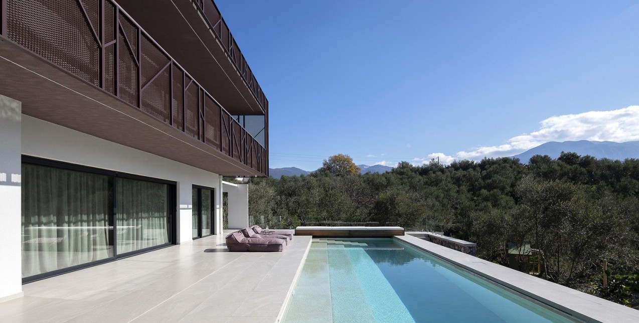 Μια κατοικία στην Καλαμάτα, «λουσμένη» στον ήλιο, είναι η επιτομή του μοντερνισμού