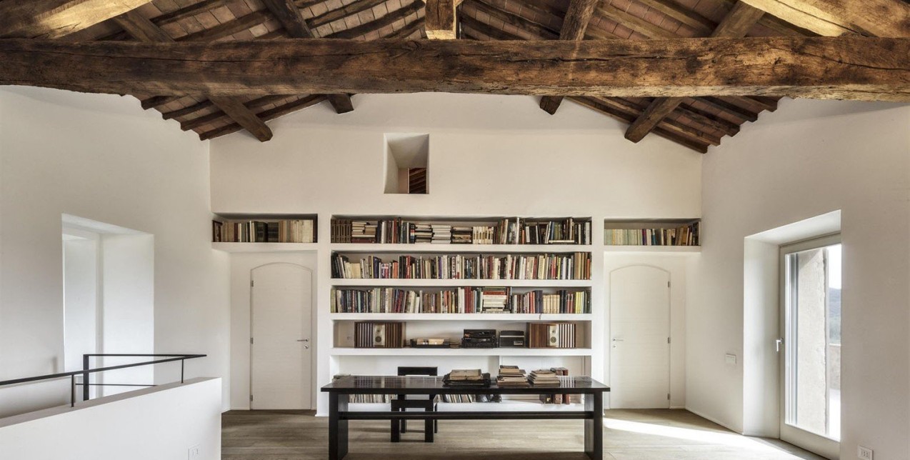 Δείτε πώς ένα πέτρινο αγροτόσπιτο στην Ιταλική εξοχή μετατράπηκε σε μια σύγχρονη κατοικία  